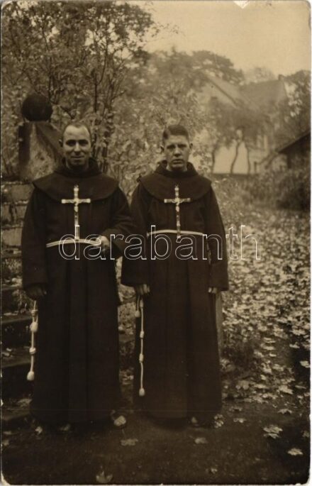 Szerzetesek / monks. photo (kis szakadás / small tear)