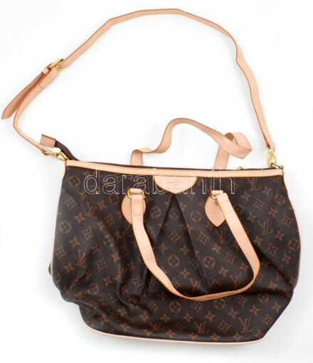 Louis Vuitton jelzésű női táska, a cipzárhúzó füle hiányzik, egyébként jó állapotban, 41x29 cm