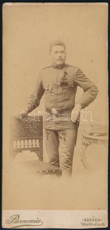 cca 1914 Lövész műtermi portréja, keményhátú fotó Pannonia szegedi műterméből, 20,5×9,5 cm