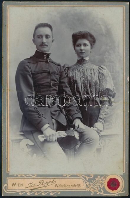 cca 1914 Katona feleségével, keményhátú fotó Popiel bécsi műterméből, 17×11 cm