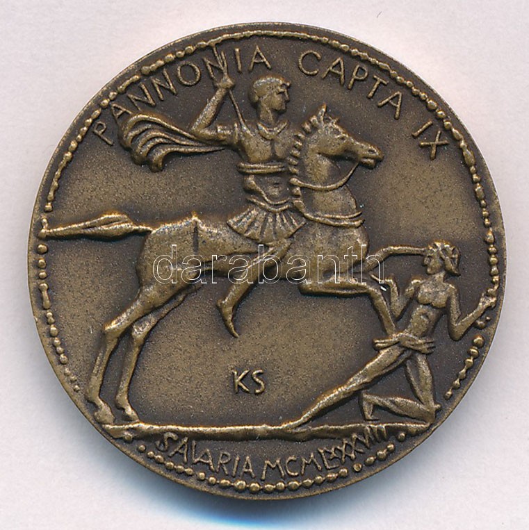 Kiss Sándor (1925-1999) 1988. 'DIVI PATER PATRIAE CAESAR AUGUSTUS / PANNONIA KAPTA IX SAVARIA MCMLXXXVIII' bronz emlékérem (29mm) T:1- Adamo SH8 - Image 2