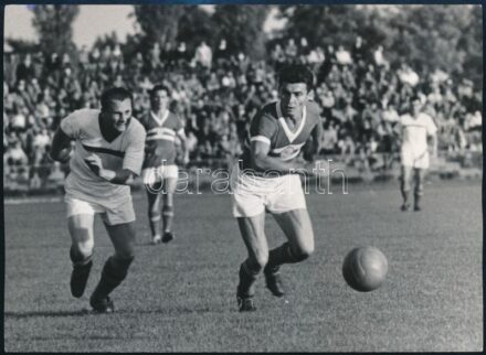 cca 1960 Bp. Honvéd-Szombathely labdarúgó-mérkőzés, Kotász Antal (1929-2003), a Honvéd játékosa szereli Polgárt, a Szombathely csatárát, hátoldalán feliratozott sajtófotó, 18x13 cm