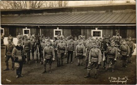Lajtabruck, Bruck an der Leitha; Cs. és kir. laktanya udvara, katonák teljes menetfelszerelésben, megrakodott lovakkal / K.u.k. military barracks, soldiers in full gear with loaded horses. A. Töke photo (fa)