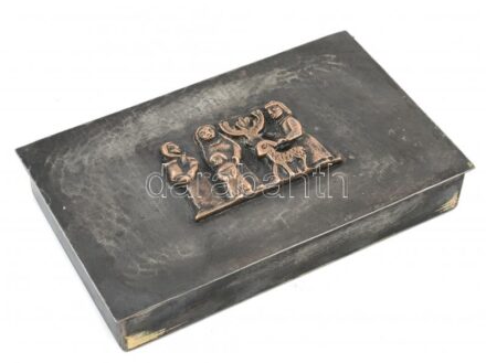 Tevan Margit (1901-1978): Fém doboz, plasztikus figurális díszítéssel, jelzés nélkül, kopott, 15x9x2,5 cm