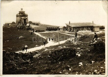 Hochschneeberg, Kaiserin Elisabeth-Gedächtnis-Kirchlein auf dem Hochschneeberg 1800 Mtr. / Erzsébet királyné (Sissi) emléktemplom, Fogaskerekű vasútállomás, vonat / Empress Elisabeth of Hungary (Sisi) memorial chapel, railway station, cog