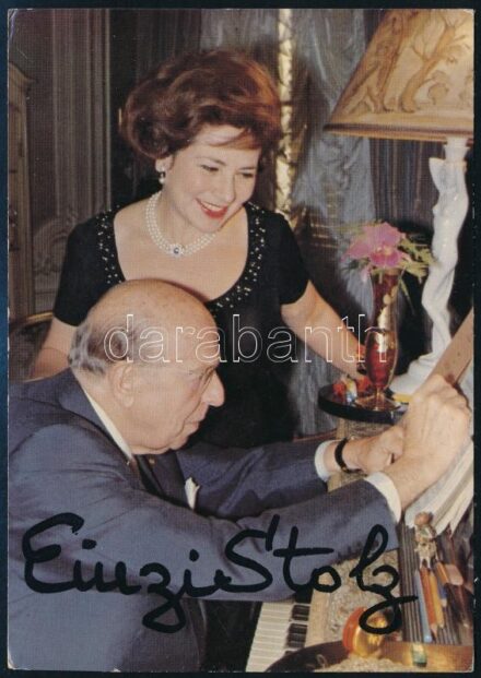 Einzi Stolz (szül. Yvonne Louise Ulrich) (1912-2004), Robert Stolz osztrák zeneszerző, karmester felesége és menedzsere autográf aláírása kettejüket ábrázoló fotólapon, 15x10 cm / Autograph signature of Einzi Stolz (born Yvonne Louise