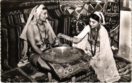 Scenes et Types. Le Thé chez les danseuses Ouled Nails / half-naked Arab women having tea