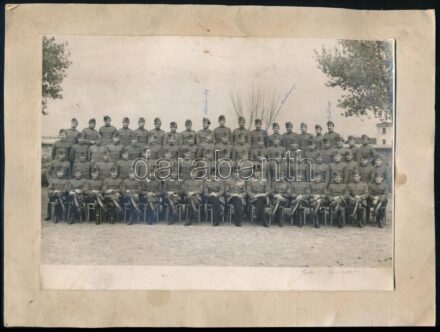 cca 1920-1940 Magyar katonák csoportképe, köztük tiszt sok kitüntetéssel. Jelzett, feliratozva, kissé viseltes kartonon, 23x16,5 cm