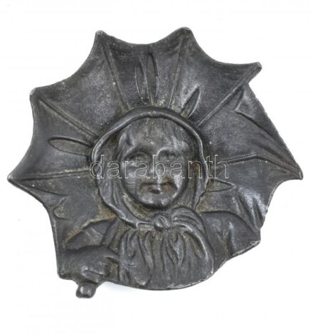 Kislány esernyővel. Spiáter, öntött, alján jelzett, d: 13 cm