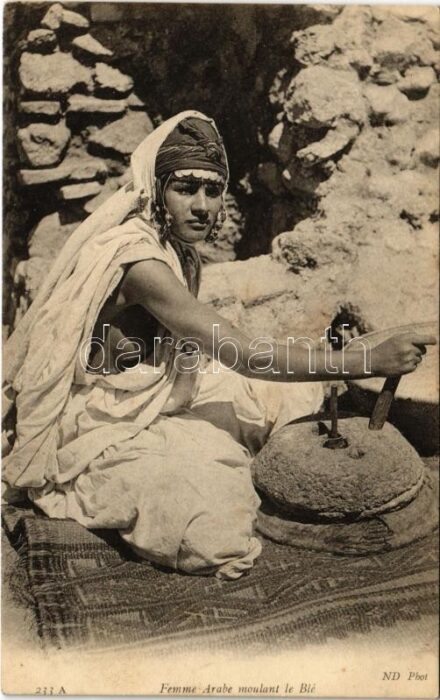 Femme Arabe moulant le Blé / half-naked Arab woman grinding wheat