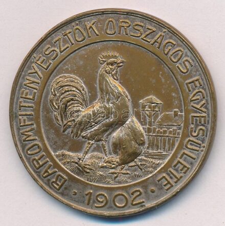 1940. 'Baromfitenyésztők Országos Egyesülete 1902 / Az érdem jeléül' ezüstözött bronz emlékérem, hátoldalon gravírozva 'Budapest 1932. dec 3-8' gravírozással (40mm) T:2 ph., kopott ezüstözés