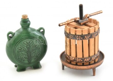 Ceglédi szilvapálinka mini kulacs és mini prés, m: 11 és 14 cm
