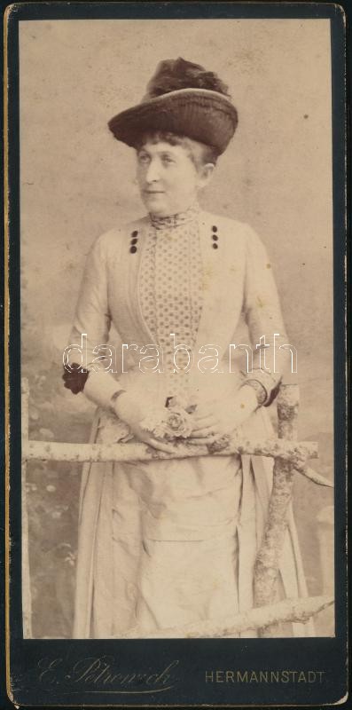 cca 1880 Hölgyportré, keményhátú fotó Petrovich nagyszebeni műterméből, 21×10 cm