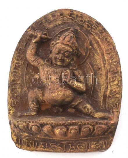 Tibeti aranyozott cserép dombormű, amulett, feliratokkal. 5x4 cm