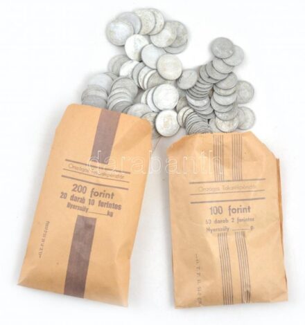 1941-1944. 1P Al (100db) 'Országos Takarékbank - 100 Forint, 50 darab 2 Forintos' papírzacskóban, a zacskó bélyegzés nélkül + 1941-1943. 2P Al (100db) 'Országos Takarékbank - 200 Forint, 20 darab 10 Forintos' papírzacskóban, a zacskó
