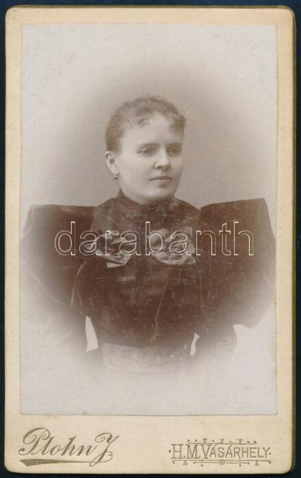 cca 1895 Női portré, keményhátú fotó Plohn J. hódmezővásárhelyi műterméből, 10,5×6,5 cm