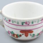 Régi népi komacsésze, jelzés nélkül, hajszálrepedéssel, kézzel festett porcelán, m: 6,5 cm
