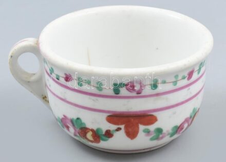 Régi népi komacsésze, jelzés nélkül, hajszálrepedéssel, kézzel festett porcelán, m: 6,5 cm