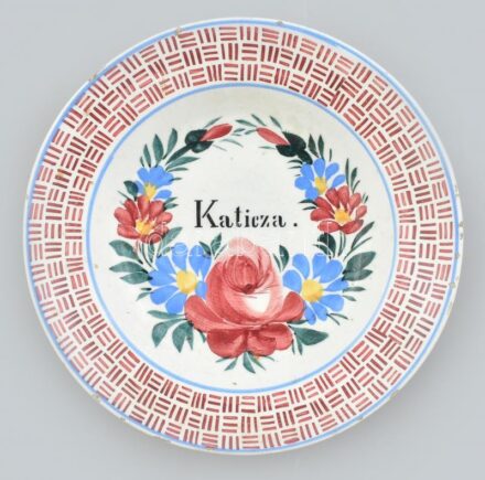 Apátfalva jelzett népi tányér, Katicza névvel, kézzel festett cserép, kopott, mázrepedésekkel, d:22cm