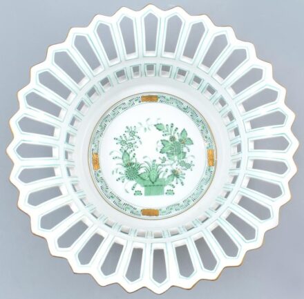 Herendi zöld indiai kosár mintás, áttört óriás porcelán kínálótál. Kézzel festett, jelzett, ragasztott, javított, restaurált. D: 23,5 cm, m: 9 cm