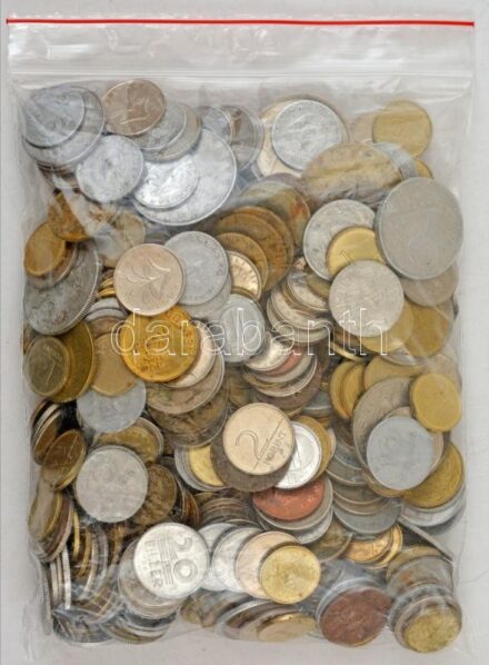Vegyes, magyar és külföldi érmetétel mintegy ~1kg súlyban T:vegyes Mixed, Hungarian and foreign coin lot (~1kg) C:mixed