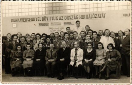 Munkaversennyel bővítjük az ország hírhálózatát. Dolgozz, tanulj többet a hazádat építed! Munkabrigád az üzem versenyének lendítője, csoportkép. photo