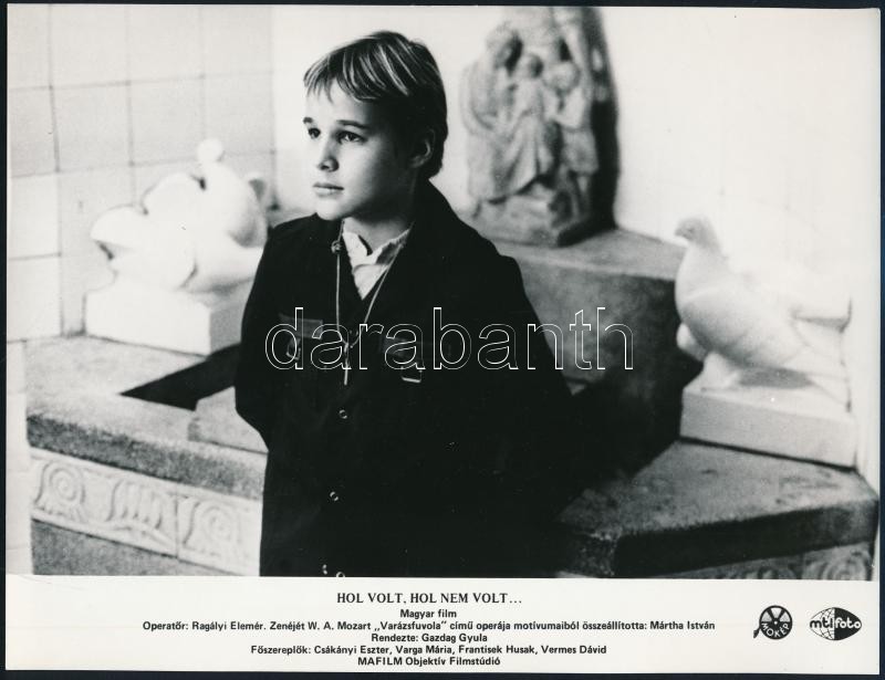 cca 1987 ,,Hol volt, hol nem volt' című magyar film jelenetei és szereplői, 5 db vintage produkciós filmfotó, ezüst zselatinos fotópapíron, a használatból eredő (esetleges) kisebb hibákkal, 18x24 cm - Image 2