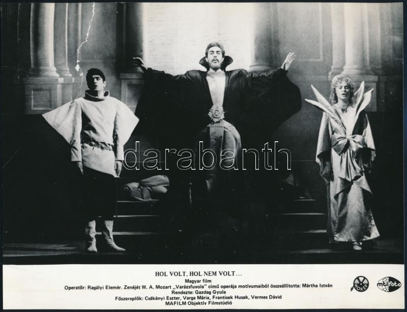 cca 1987 ,,Hol volt, hol nem volt' című magyar film jelenetei és szereplői, 5 db vintage produkciós filmfotó, ezüst zselatinos fotópapíron, a használatból eredő (esetleges) kisebb hibákkal, 18x24 cm - Image 3