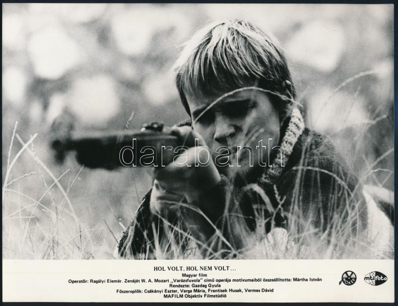 cca 1987 ,,Hol volt, hol nem volt' című magyar film jelenetei és szereplői, 5 db vintage produkciós filmfotó, ezüst zselatinos fotópapíron, a használatból eredő (esetleges) kisebb hibákkal, 18x24 cm - Image 4