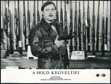 cca 1984 ,,A Hold kegyeltjei' című francia film jelenetei és szereplői, 5 db vintage produkciós filmfotó, ezüst zselatinos fotópapíron, a használatból eredő (esetleges) kisebb hibákkal, 18x24 cm