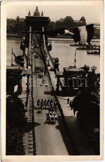 1937 Budapest, III. Viktor Emánuel olasz király és etióp császár látogatása május 19-23-ig. Lánchíd / Victor Emmanuel III of Italy visiting Budapest (EK)