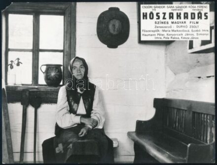 cca 1974 ,,Hószakadás' című magyar film jelenetei és szereplői, 5 db vintage produkciós filmfotó, ezüst zselatinos fotópapíron, a használatból eredő (esetleges) kisebb hibákkal, 18x24 cm