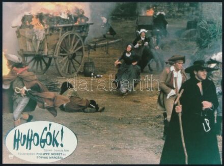 cca 1988 ,,Huhogók' című francia film jelenetei és szereplői, 5 db vintage produkciós filmfotó, a használatból eredő (esetleges) kisebb hibákkal, + hozzáadva egy kisplakát kartonra nyomtatva, 18x24 cm
