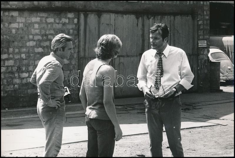 cca 1972 Bujtor István (1942-2009) és Latinovits Zoltán (1931-1976) színművészek közös jelenetben a ,,Húszezer' című filmben, 1 db vintage produkciós filmfotó, ezüst zselatinos fotópapíron, 20x30 cm