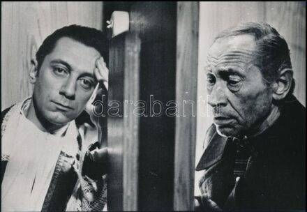 1968 Őze Lajos (1935-1984) színművész ,,A holtak visszajárnak' című magyar bűnügyi film jeleneteiben, 5 db vintage produkciós filmfotó, ezüst zselatinos fotópapíron, 19,7x20,1 cm és 20,3x29 cm között