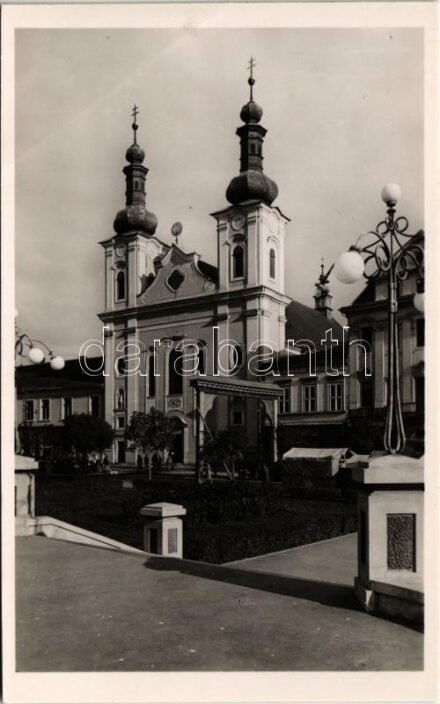 Marosvásárhely, Targu Mures; Római katolikus templom, székely kapu, fűszer és csemege üzlet / church, Transylvanian wood carved gate, shops