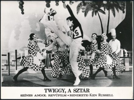 cca 1971 ,,Twiggy, a sztár' című angol revüfilm jelenetei, 4 db vintage produkciós filmfotó, ezüst zselatinos fotópapíron, 18x24 cm