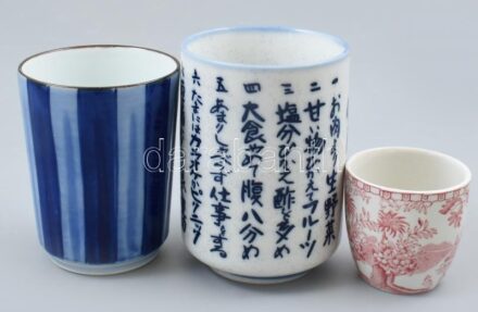 3 darabos porcelán tétel, részben jelzett, kopásnyomokkal, m: 4-9cm