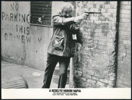 cca ,,A keselyű három napja' című amerikai film egy jelenete, 1 db vintage produkciós filmfotó, ezüst zselatinos fotópapíron, egy mozigépész hagyatékából 18x24 cm