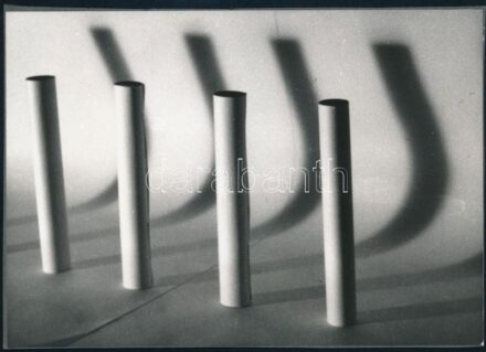 cca 1985 ,,A tér elhajlása', jelzés nélküli vintage fotóművészeti alkotás, ezüst zselatinos fotópapíron, kasírozva, 13x18 cm