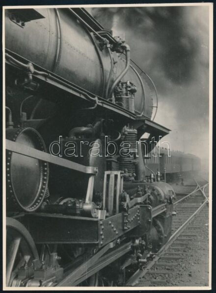 cca 1938 Danassy Károly budapesti fotóművész hagyatékából 1 db későbbi (cca 1980) nagyítás (Gőzmozdony az állomáson), jelzés nélkül, 23x17 cm