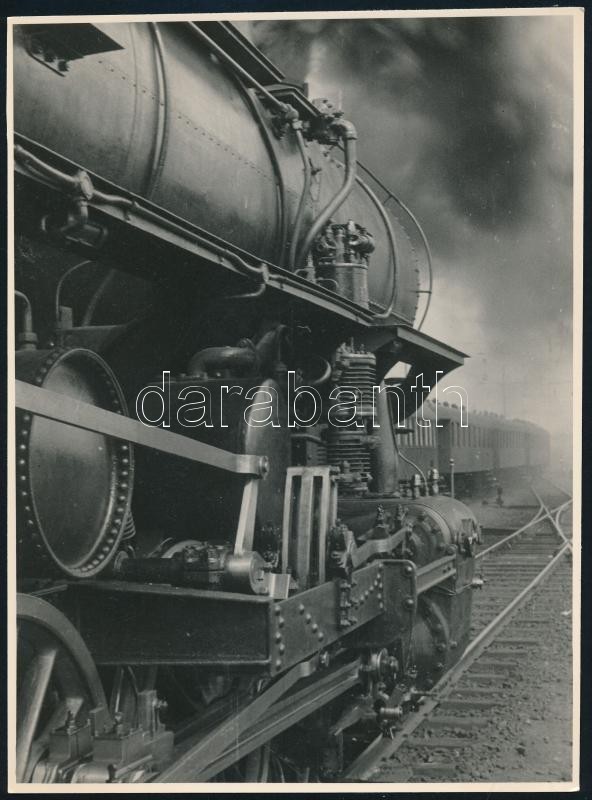 cca 1938 Danassy Károly budapesti fotóművész hagyatékából 1 db későbbi (cca 1980) nagyítás (Gőzmozdony az állomáson), jelzés nélkül, 23x17 cm