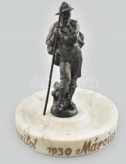 Jelzés nélkül: Cserkész figura. Ón, márvány talapzaton, Figurán: Légy résen felirat. Márványon festett felirat. Kopásnyomokkal, m: 22 cm