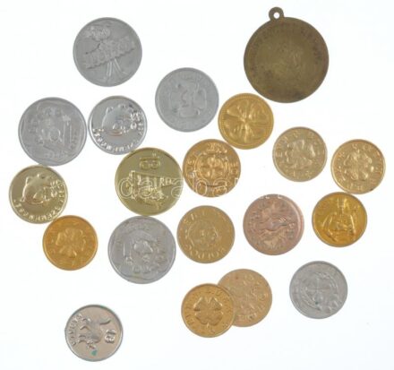 19db-os újévi szerencsepénz és Lottó zseton tétel + DN 'Sárkányölő Szent György' fém érem füllel T:vegyes