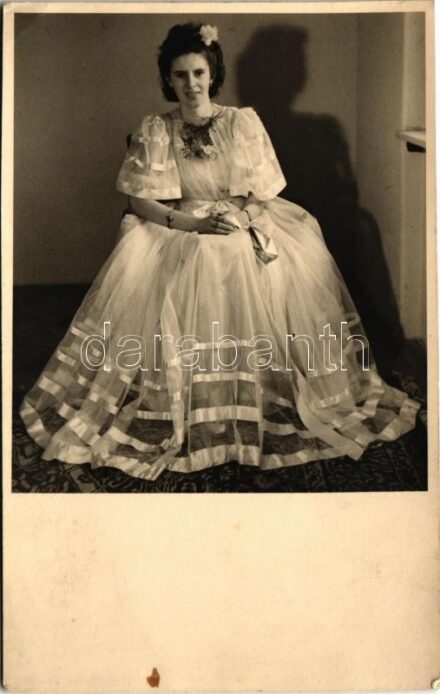 1940 Lady in wedding dress. photo (EK)