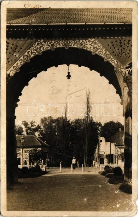 1944 Palics, Palic; utca, Hegedűs János sütödéje, TATA fűszer és csemege üzlet / street view, shops (szakadás / tear)
