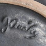 Janáky Viktor (1933-1999): mázas kerámia, retro, falidísztál, kézzel festett, jelzett, hibátlan, d: 25cm - Image 2