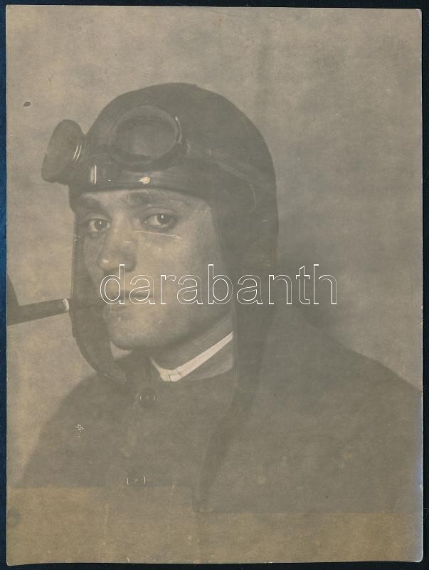 cca 1930 Pipázó pilóta portréja, fotó, 12×9 cm