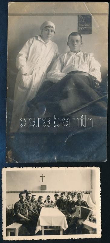 cca 1915-1945 Katonák kórházban, 2 db fotó, egyik levelezőlapként elküldve, pecséttel, 6×8 és 8,5×13,5 cm