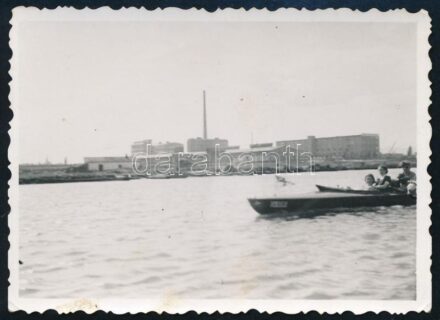 cca 1930 Budapest, gyárépületek a Duna-parton, fotó, 6,5×9 cm